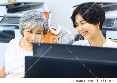 工作在辦公室的兩名女實業家 103112402