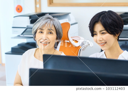 工作在辦公室的兩名女實業家 工作在辦公室的兩名女實業家 103112403