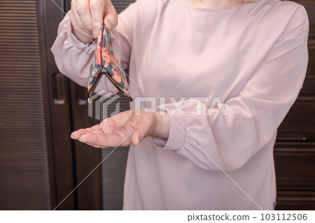 [A housewife turning over an empty clasp] 103112506