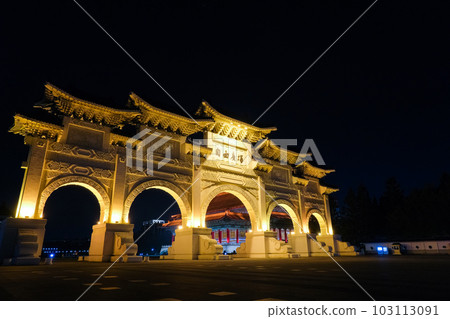 自由廣場門，中正紀念堂在晚上，台北，台灣 103113091