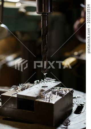 Drilling with drilling machine Drilling with drilling machine 103118534