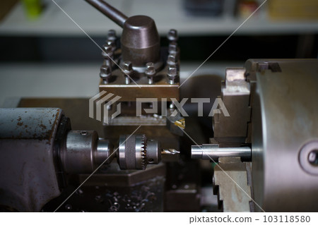 Drilling with lathe 103118580