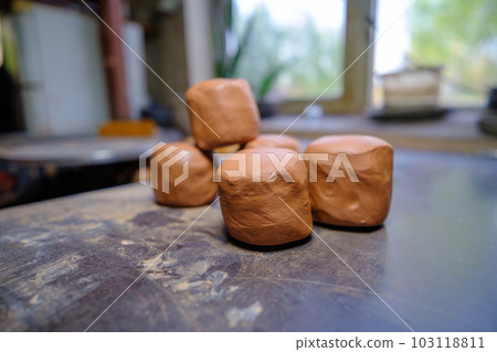 The potter splits the edge into pieces to produce new earthenware. Homemakers, craftsmen 103118811