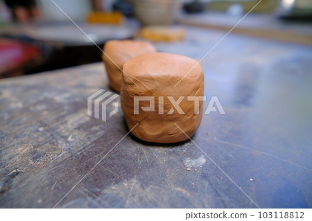 The potter splits the edge into pieces to produce new earthenware. Homemakers, craftsmen The potter splits the edge into pieces to produce new earthenware. Homemakers, craftsmen 103118812