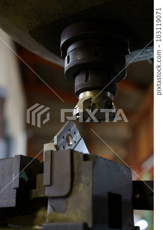 Parts machining with milling machine Parts machining with milling machine 103119071