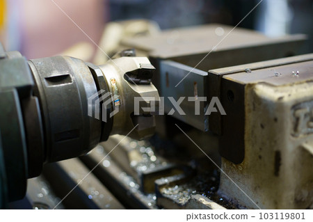 Machining parts with a vertical milling machine Machining parts with a vertical milling machine 103119801