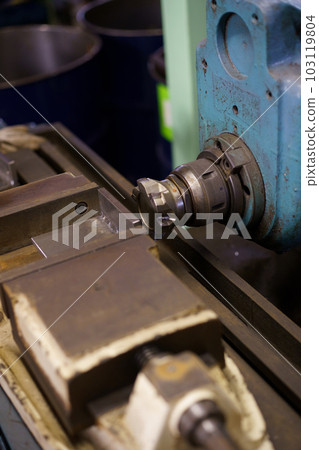 Machining parts with a vertical milling machine Machining parts with a vertical milling machine 103119804