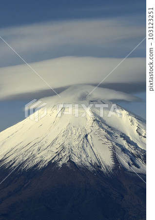 丹澤山脈小釣山山頂雲霧繚繞的富士山 103123251