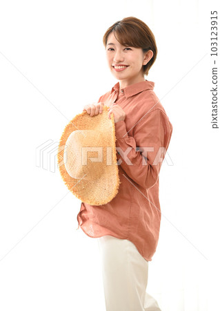 woman holding a straw hat 103123915