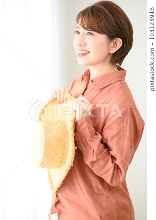 woman holding a straw hat 103123916