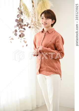 站在房間窗戶附近的女人 站在房間窗戶附近的女人 103123925