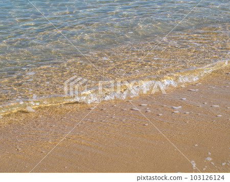 平靜,透明和美麗的大海的海灘。 平靜,透明和美麗的大海的海灘。 103126124
