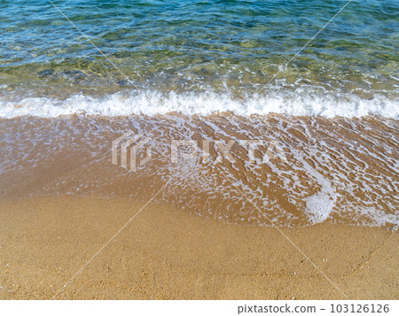 透明美麗的海水沙灘。 透明美麗的海水沙灘。 103126126