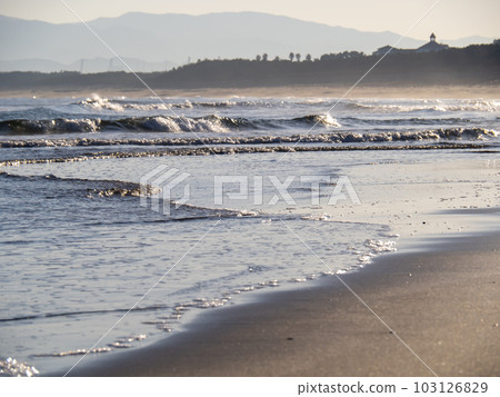 清晨，玄界海的沙灘上波濤洶湧。位於福岡縣福岡市東區。 103126829