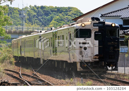 [JR Kyushu] Type Kiha 140 + Type Kiha 47 "Ibusuki no Tamatebako" (Ibusuki Makurazaki Line: Kiire Station) 103128284