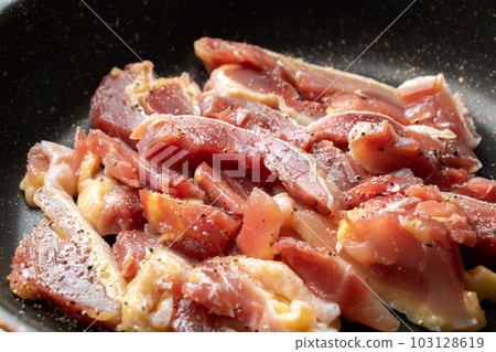 在煎鍋中烤雞肉的烹飪場景。 (用鹽和胡椒烤) 在煎鍋中烤雞肉的烹飪場景。 (用鹽和胡椒烤) 103128619