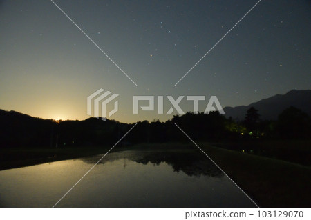 Hakushu-cho, Hokuto City, southeastern sky, Scorpio reflected on the surface of the water and the moonrise 103129070