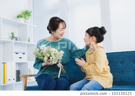 一家人坐在沙發上 103130125