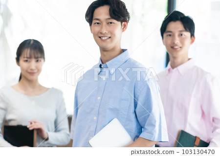Business team in which young men are active Business team in which young men are active 103130470