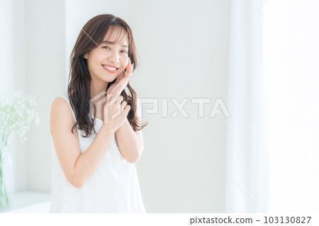 在客廳做護膚的年輕女人 103130827