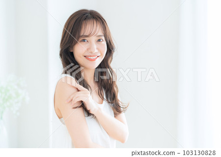 在客廳做護膚的年輕女人 103130828