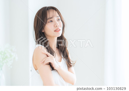 在客廳做護膚的年輕女人 103130829