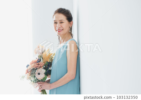A woman with gray hair 103132350