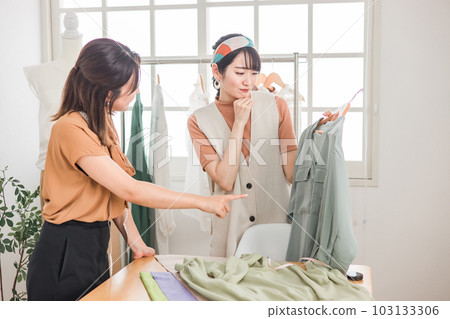 一位老闆/前輩向身為時裝設計師/造型師的亞洲女性提供建議,她遇到了麻煩/思考 一位老闆/前輩向身為時裝設計師/造型師的亞洲女性提供建議,她遇到了麻煩/思考 103133306