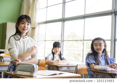 Elementary school students in class in an elementary school classroom 103133983