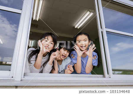 小學女生通過學校教室的窗戶在操場上為學生歡呼 103134648