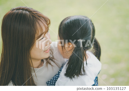 擁抱 母子 父母和小孩 103135127