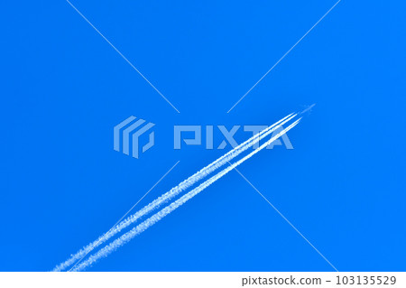 藍天和空中云彩線 藍天和空中云彩線 103135529
