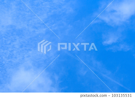 薄薄的雲層和一排尾跡 薄薄的雲層和一排尾跡 103135531