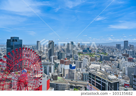 以藍天為背景的梅田街景[大阪風景照] 103135682