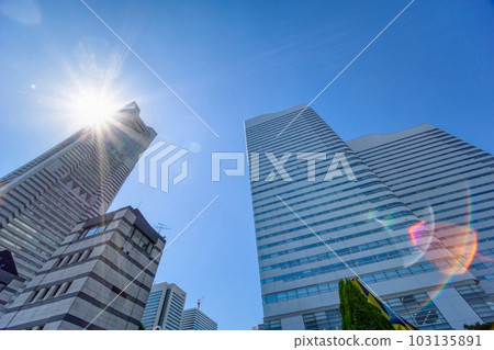 摩天大樓和太陽耀斑 103135891