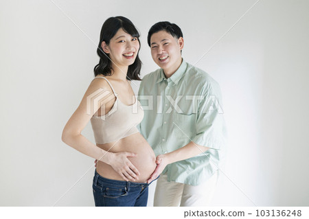 孕婦，年輕夫婦，產假，白色背景 103136248
