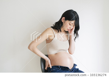 unwell pregnant woman 103136274