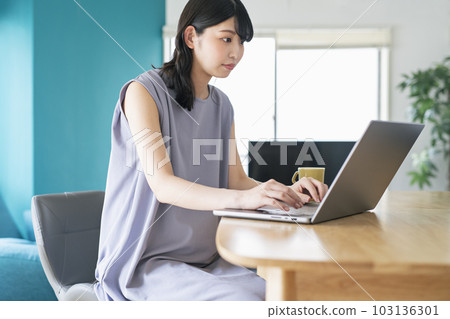 Pregnant woman doing remote work at home 103136301