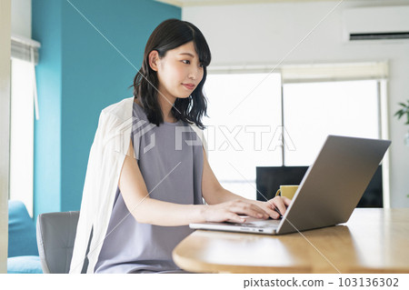 Pregnant woman doing remote work at home 103136302