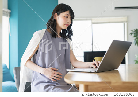 在家做遠程工作的孕婦 103136303