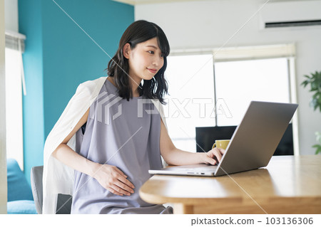 Pregnant woman doing remote work at home 103136306