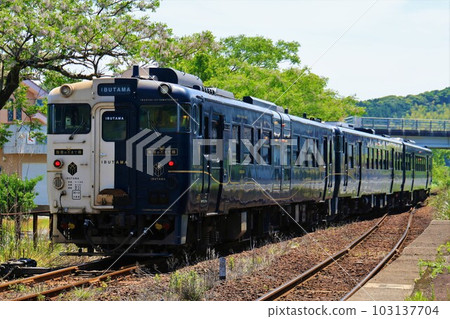 [JR Kyushu] Type Kiha 47 + Type Kiha 140 "Ibusuki no Tamatebako" (Ibusuki Makurazaki Line: Kiire Station) 103137704