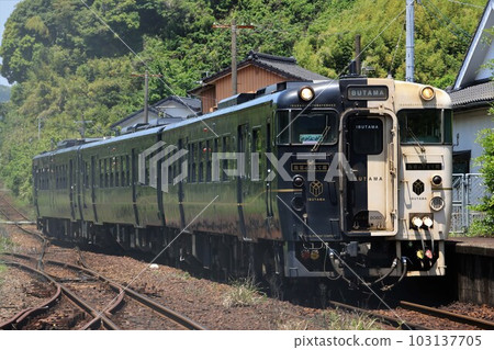 [JR Kyushu] Type Kiha 47 + Type Kiha 140 "Ibusuki no Tamatebako" (Ibusuki Makurazaki Line: Kiire Station) 103137705