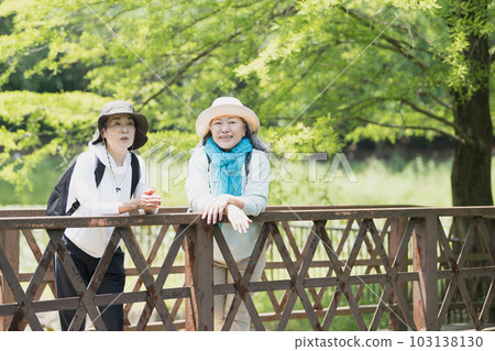 享受遠足的資深女性朋友 享受遠足的資深女性朋友 103138130