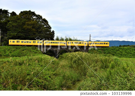 三宜鐵道穿過眼鏡橋 三宜鐵道穿過眼鏡橋 103139996