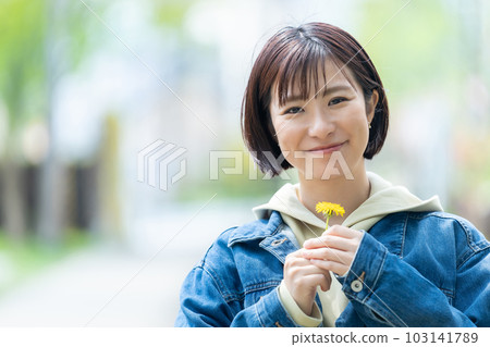 拿著花的女人 旅行的女人 北海道觀光 小樽旅行 拿著花的女人 旅行的女人 北海道觀光 小樽旅行 103141789
