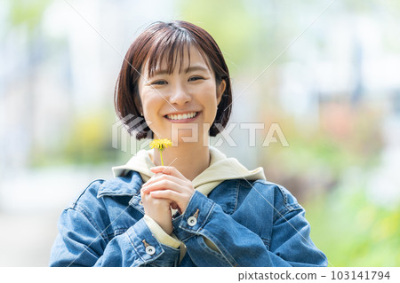 拿著花的女人 旅行的女人 北海道觀光 小樽旅行 103141794