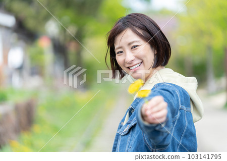 拿著花的女人 旅行的女人 北海道觀光 小樽旅行 拿著花的女人 旅行的女人 北海道觀光 小樽旅行 103141795