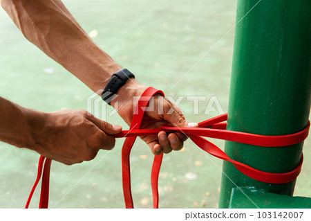 a man doing with rubber bands 103142007