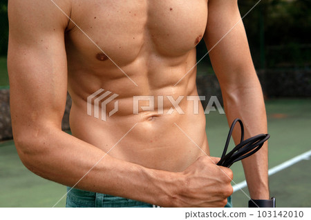 a man doing with rubber bands 103142010